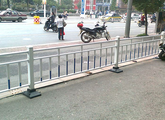 道路欄桿.jpg