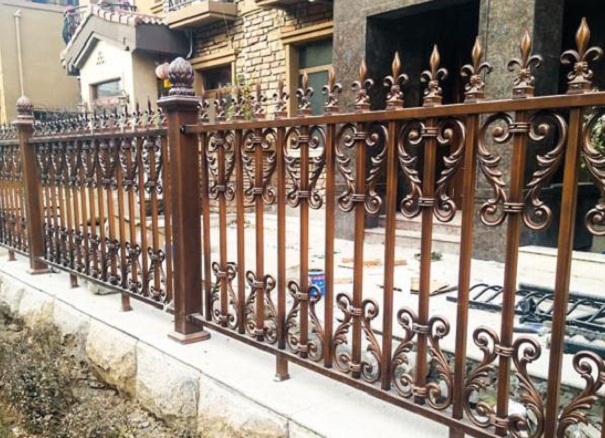 南京鋁藝護(hù)欄多少錢(qián)一米？使用哪種材料比較好？(圖1)